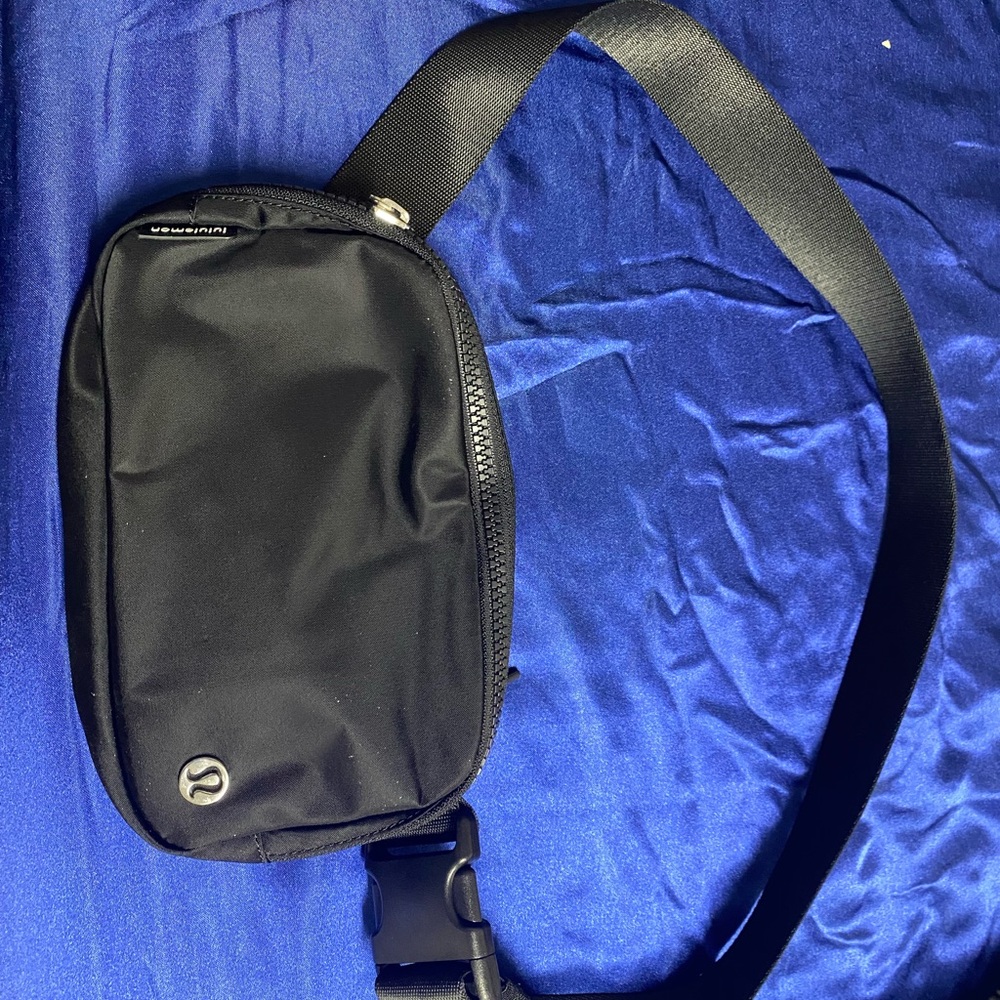 Lululemon side bag